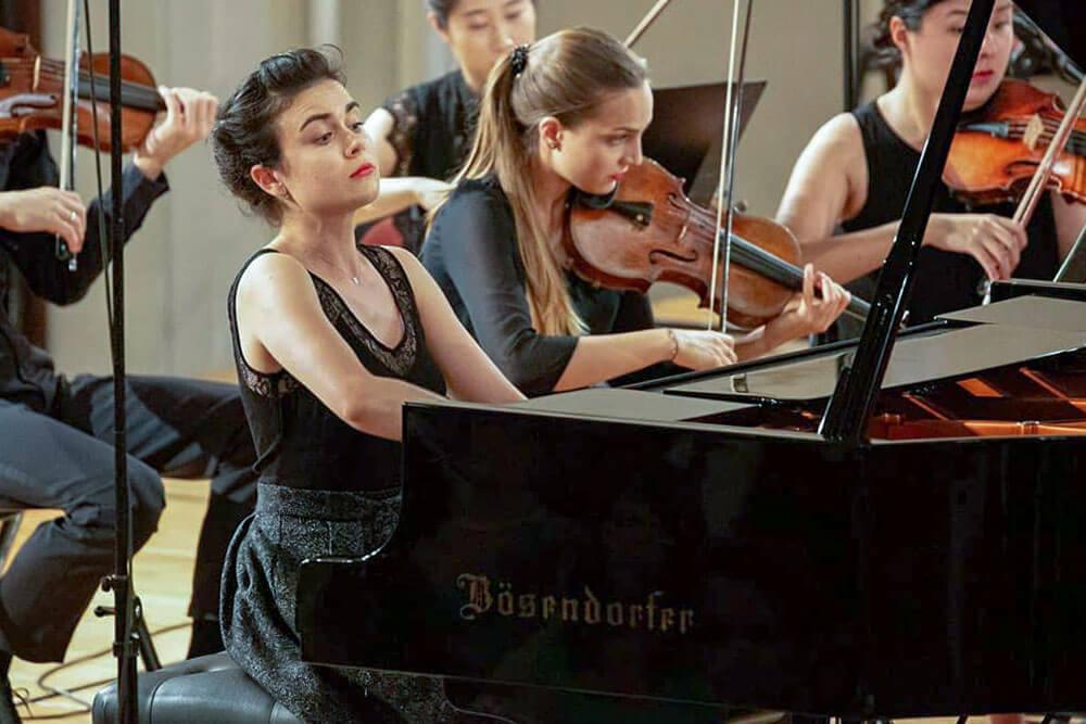 Photo de Elsa Bonnet au piano