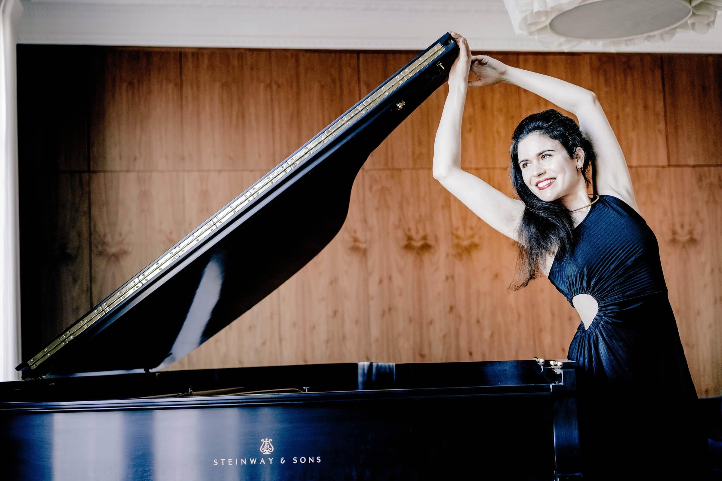 Elsa Bonnet devant son piano
